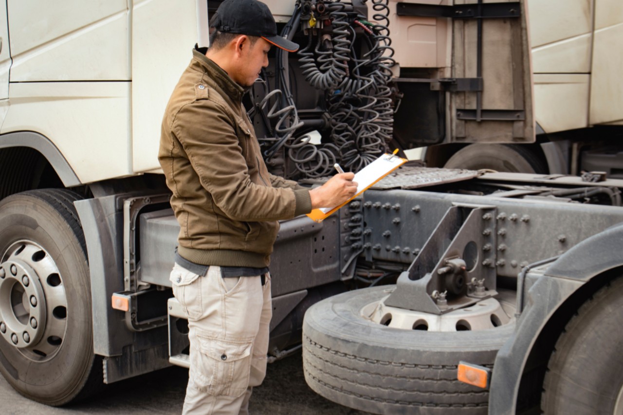 የጭነት መኪና,Driver,Holding,Clipboard,Inspecting,ደህንነት,Checklist,Program,Before,Driving