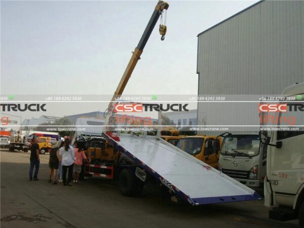 Sinotruk 4 Ton Tilt Tray Self Loader Tow Truck with Crane Working