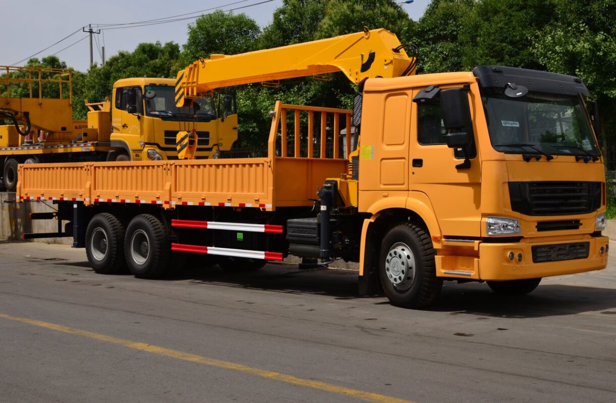Telescopic Cranes on Truck (8)