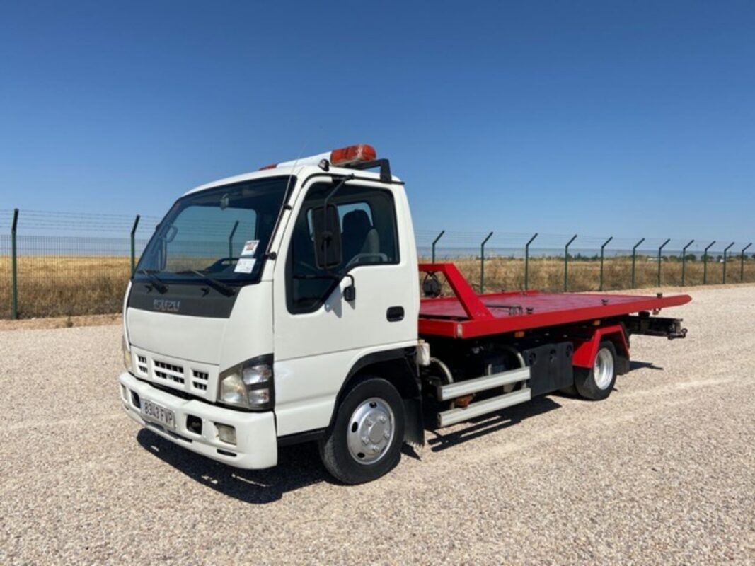 ISUZU tow truck