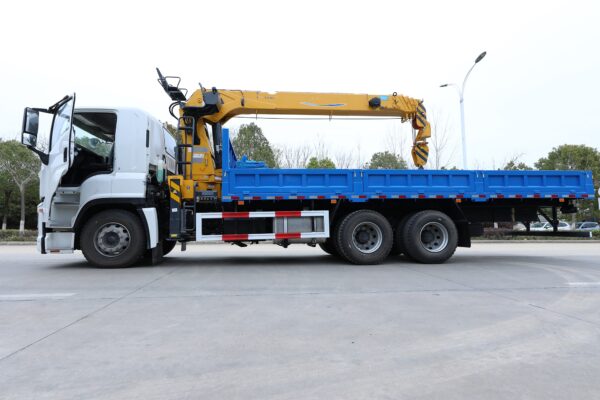 ISUZU GIGA የጭነት መኪና ከ10T XCMG ክሬን ጋር