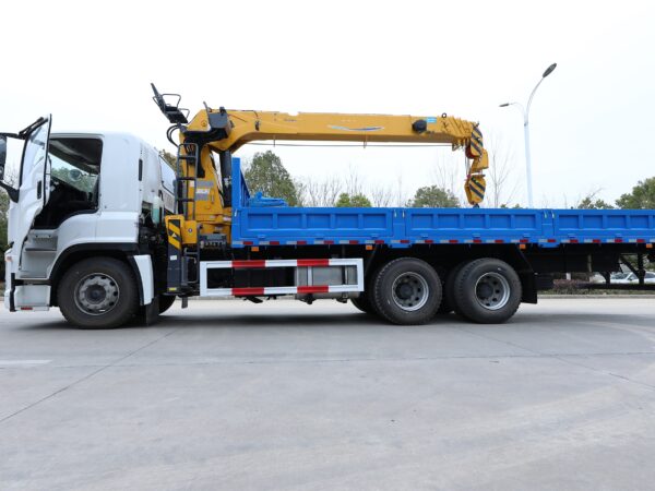 ISUZU GIGA Truck with 10T XCMG Crane