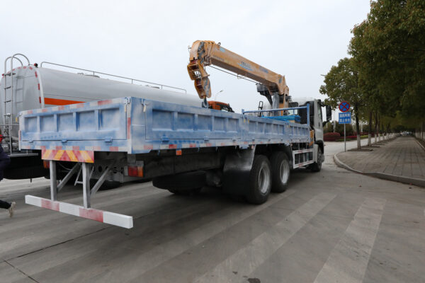 ISUZU GIGA የጭነት መኪና ከ10T XCMG ክሬን ጋር