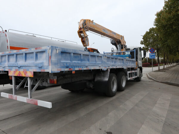ISUZU GIGA Truck with 10T XCMG Crane