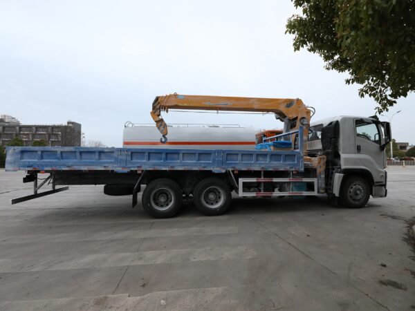 ISUZU GIGA Truck with 10T XCMG Crane