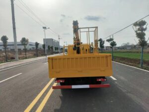 FAW Truck With 3.2T XCMG Crane