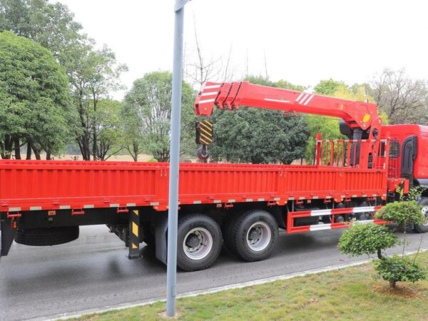Chenglong H5 270Horsepower 6X2 25Ton Truck Mounted Crane Vehicle