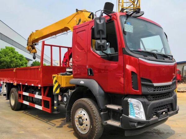 Chenglong M3 220Horsepower 4X2 7.5Ton 5.8Meter Truck Mounted Crane