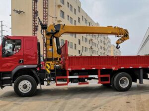 Chenglong M3 220Horsepower 4X2 7.5Ton 5.8Meter Truck Mounted Crane