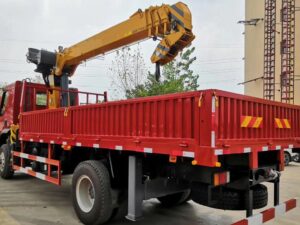 Chenglong M3 220Horsepower 4X2 7.5Ton 5.8Meter Truck Mounted Crane