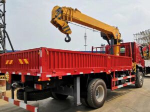 Chenglong M3 220Horsepower 4X2 7.5Ton 5.8Meter Truck Mounted Crane