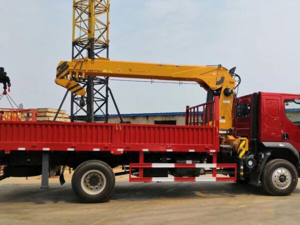 Chenglong M3 220Horsepower 4X2 7.5Ton 5.8Meter Truck Mounted Crane