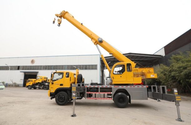 Dajingang ES5 190 horsepower 4X2 24 tons 10-meter truck crane