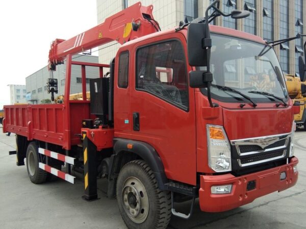 Haoman H3 129Horsepower 4X2 4.5Ton Truck Mounted Crane