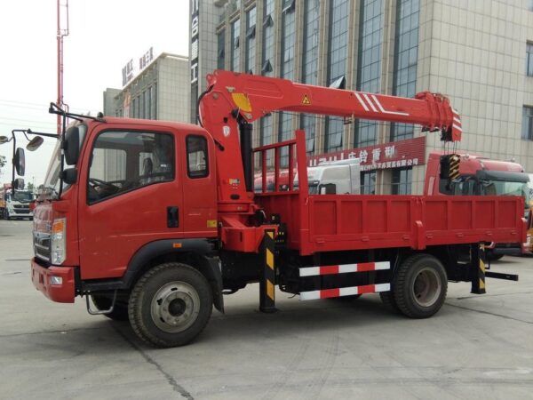 Haoman H3 129Horsepower 4X2 4.5Ton Truck Mounted Crane