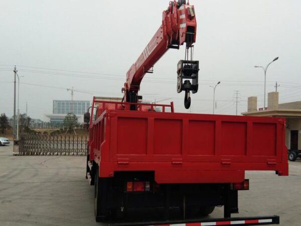 Haoman H3 129Horsepower 4X2 4.5Ton Truck Mounted Crane