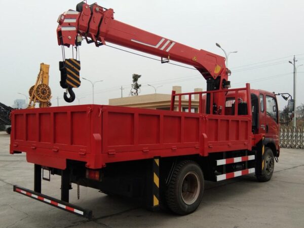 Haoman H3 129Horsepower 4X2 4.5Ton Truck Mounted Crane