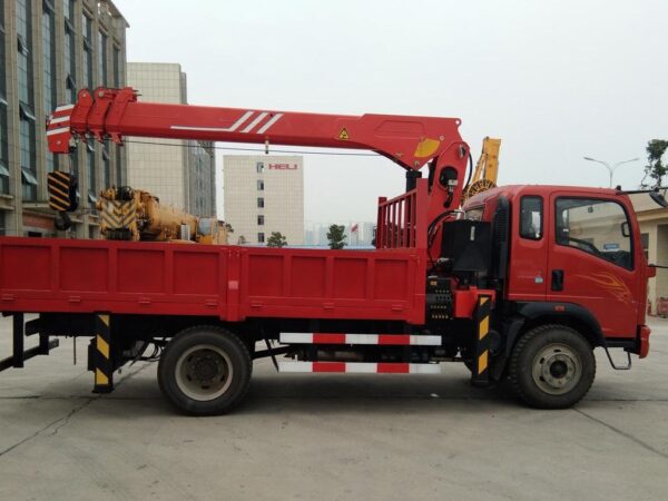 Haoman H3 129Horsepower 4X2 4.5Ton Truck Mounted Crane