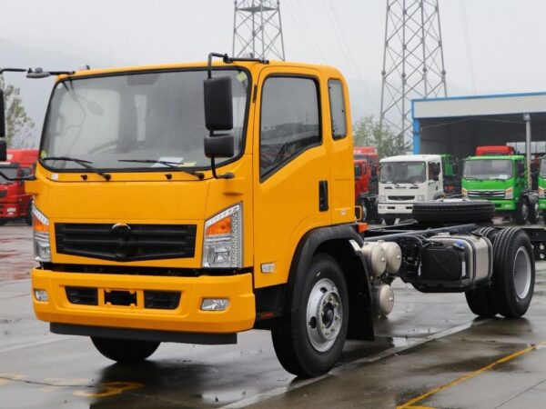 Camion-grue Huashen D912 de 12 tonnes et 9 mètres