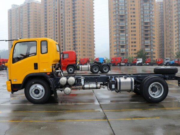 Camion-grue Huashen D912 de 12 tonnes et 9 mètres
