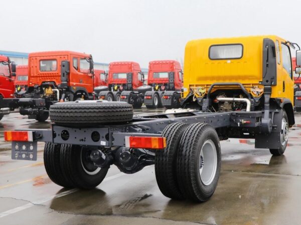 Camion-grue Huashen D912 de 12 tonnes et 9 mètres
