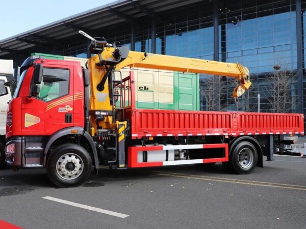 J6L 220Horsepower 4X2 18Ton Truck Mounted Crane