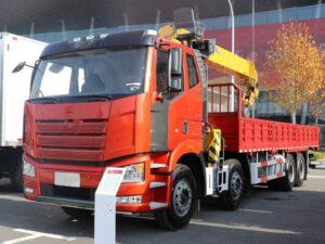 New J6P 360Horsepower 8X4 31Ton Truck With Crane