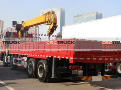 New J6P 360Horsepower 8X4 31Ton Truck With Crane