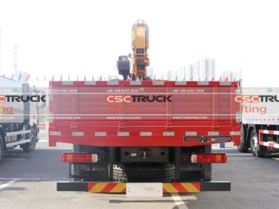 New J6P 360Horsepower 8X4 31Ton Truck With Crane