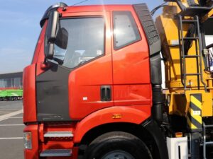 New J6P 360Horsepower 8X4 31Ton Truck With Crane