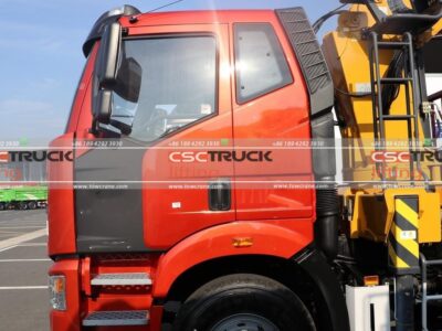 New J6P 360Horsepower 8X4 31Ton Truck With Crane