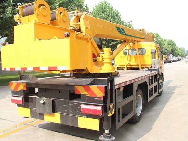 Senyuan 8Ton Crane With Yituo Dongfanghong Chassis