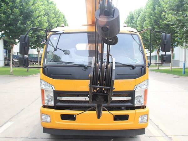 Senuuan 8ton crane le yituo dongfanghong chassis