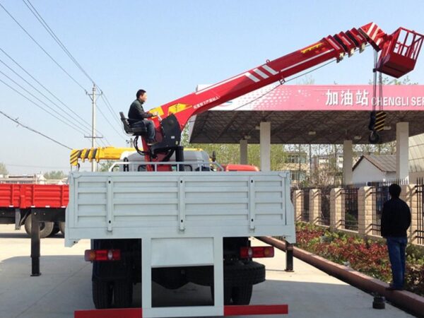 Tianjin 180HOrporsepower 4x2 15ton teraka e nang le Crane