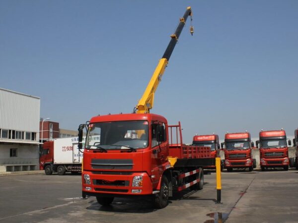 Tianjin 180Horsepower 4X2 6.3Ton Truck Mounted Crane