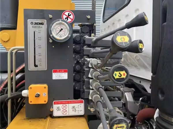 Dongfeng 5 Tons Dump Truck With Crane Manipulator