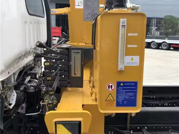 Dongfeng 5 Tons Dump Truck With Crane Manipulator