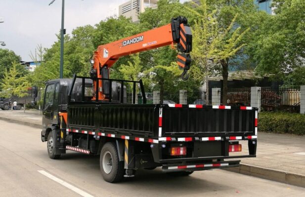 Howo 9.9 Tons truck telescopic crane