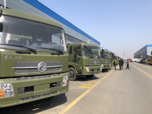 Dongfeng 8 Ton Flatbed Trucail Tarraingthe