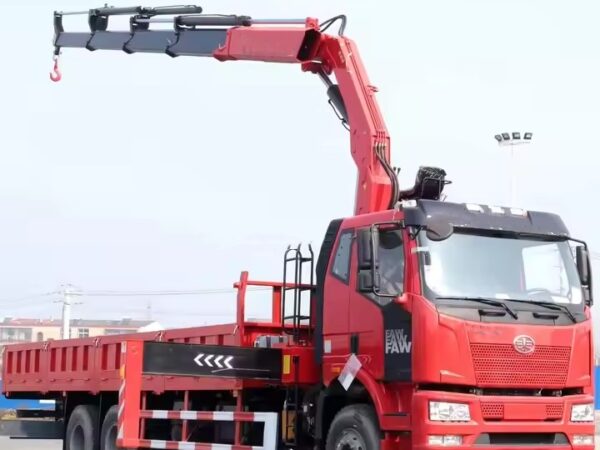 Faou 12 Camion-grue à flèche articulée d'une tonne