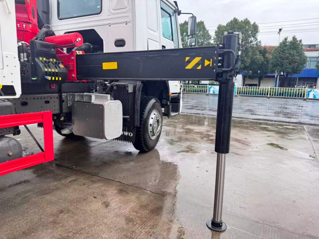 Knuckle boom crane