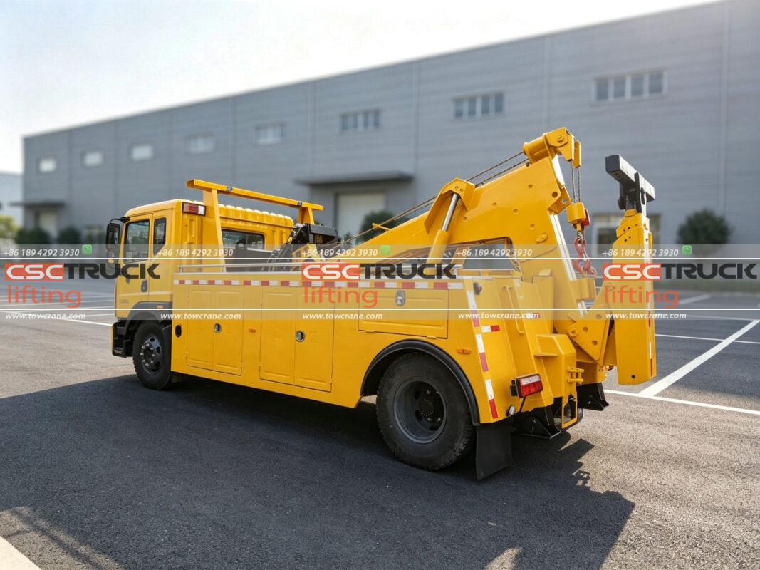 How Does a Wrecker Tow Truck Pull a Vehicle Out of a Ditch?